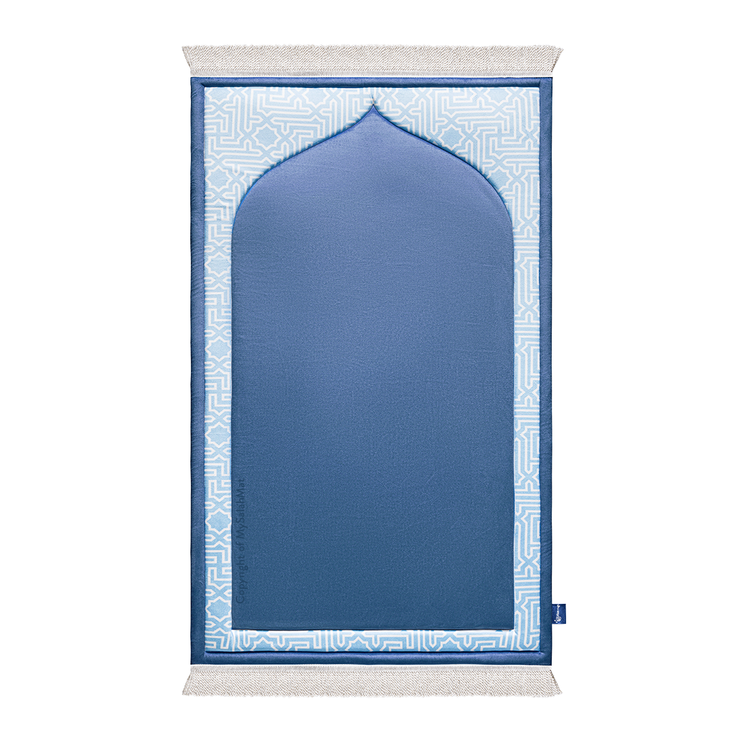 Tapis de prière rembourré pour enfants avec design bleu classique | Urban Rugs UK | Un beau cadeau de Ramadan et d’Aïd pour les proches