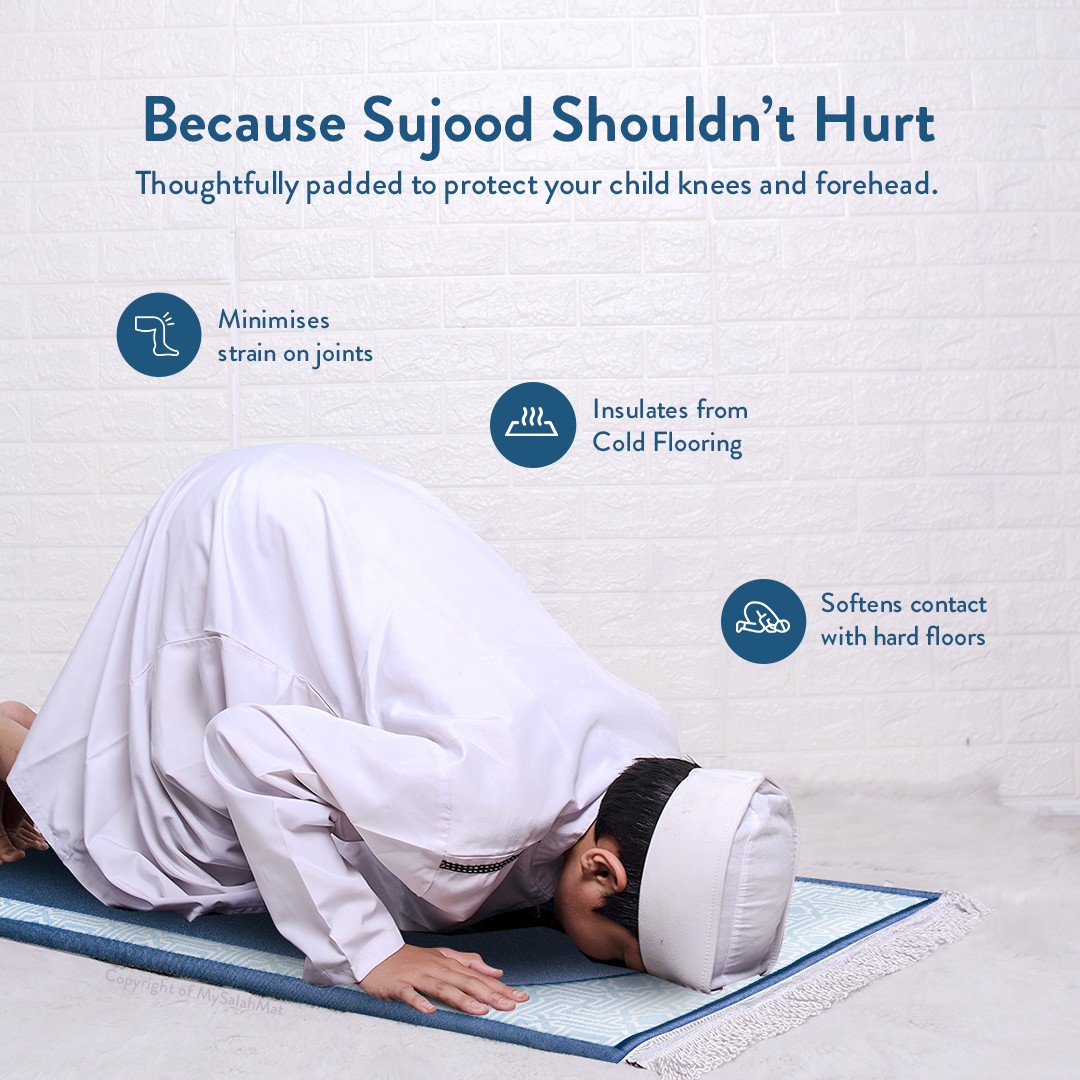 Tapis de prière rembourré pour enfants avec design bleu classique | Urban Rugs UK | Un beau cadeau de Ramadan et d’Aïd pour les proches
