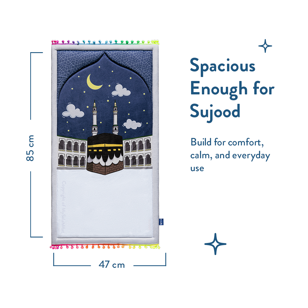 Tapis de prière bébé rembourré avec motif Midnight in Mecca par Urban Rugs UK | Un magnifique cadeau de Ramadan et d’Aïd pour vos proches