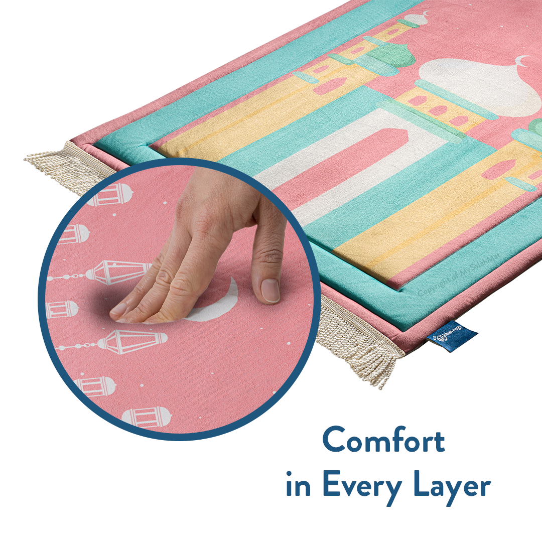 Tapis de prière rembourré pour enfants avec motif Mosquée de Mumbai rose par Urban Rugs UK | Un magnifique cadeau de Ramadan et d’Aïd pour vos proches