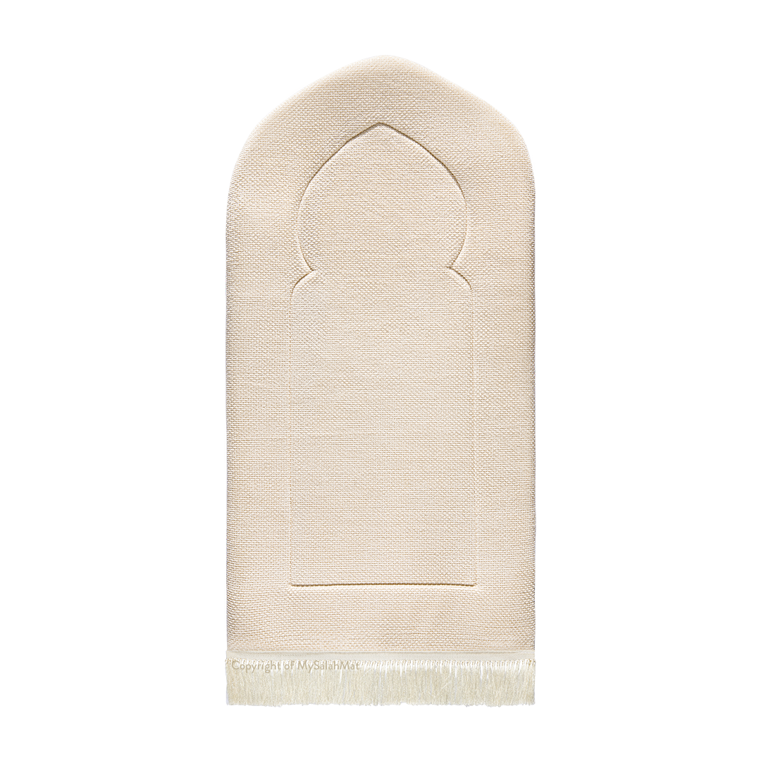 Tapis de prière rembourré avec motif arcade sable luxueux par Urban Rugs UK | Un magnifique cadeau de Ramadan et d’Aïd pour vos proches