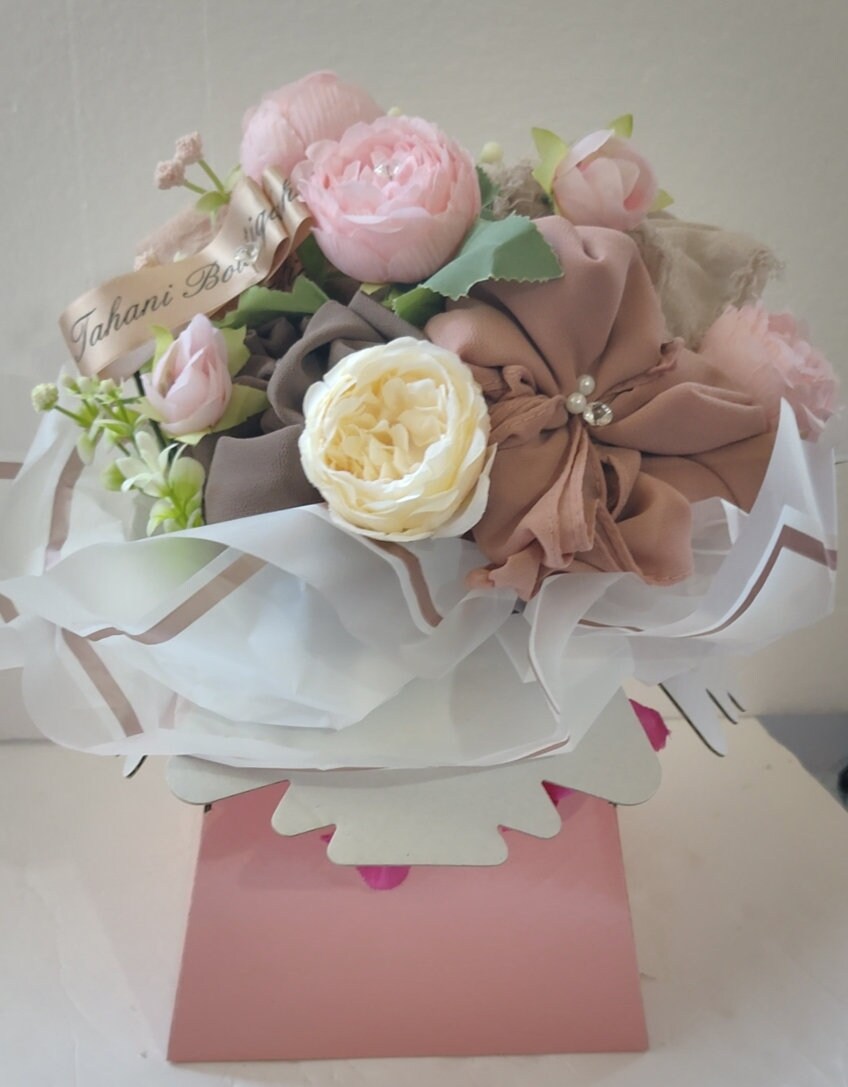 Classic Bloom Hijab Bouquet – Pink Scented Gift Set